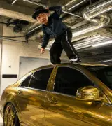 😱🚗「そこ乗る!?」ノリさん…ゴールドのベンツの屋根に乗っちゃった！💥のサムネイル