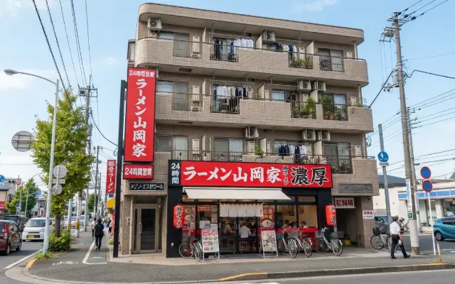 終電を逃しても関係ない。1階に山岡家を宿した、全ラーメンオタクの終着駅物件のサムネイル