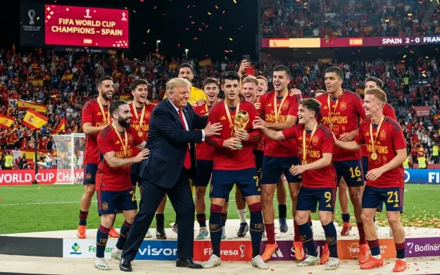 【悲報】トランプ大統領、スペインチームのセンターを陣取るもガチで邪魔そうにされるｗｗのサムネイル