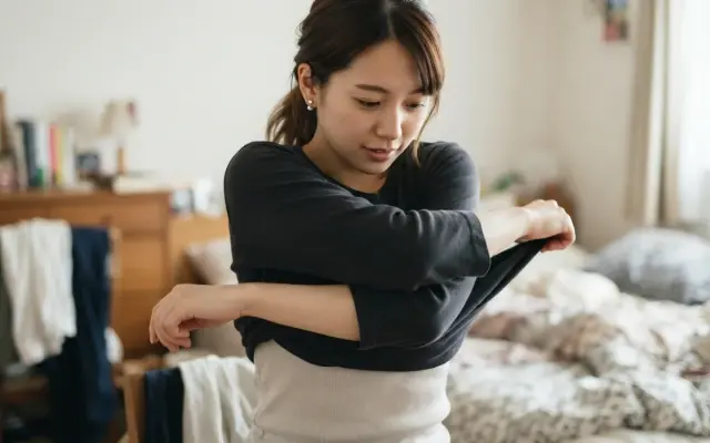 【謎解明】女子が服を脱ぐときに腕をクロスさせる理由が合理的すぎた件のサムネイル