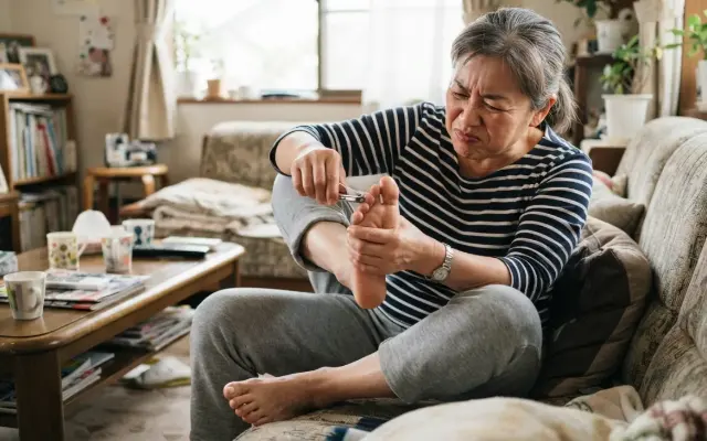 体が硬い人の最難関ミッション、足の爪切り。のサムネイル
