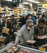 【悲報】閉店間際のスーパー、生気を失ったおっさんのエンカウント率が100%になってしまうｗｗｗｗのサムネイル