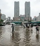 名古屋駅、冠水しすぎて駅員も困惑するレベルｗｗｗｗｗｗのサムネイル
