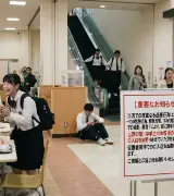 なぜ商業施設は「中学生の単独入店」を禁止したのか？エスカレーター暴走やゴミ放置、悪質すぎる迷惑行為の実態のサムネイル