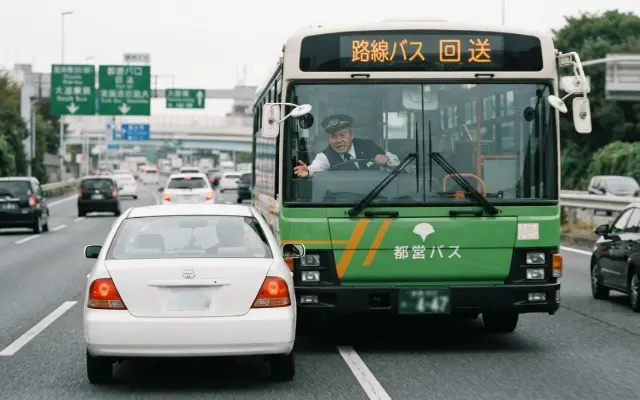 【悲報】都バスの運転手、回送中にブチギレあおり運転 ⇒ ドラレコに「バカヤロー」がバッチリ録音されて無事免許取り消しへｗｗｗのサムネイル